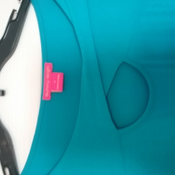 Sunny Leigh sharkbite tunic size M NWOT - Picture 2 of 3